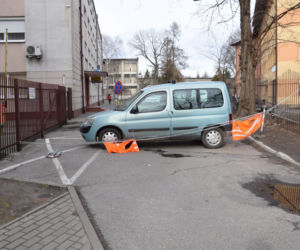 Samochód zastawia wyjazd dla kilkuset osób