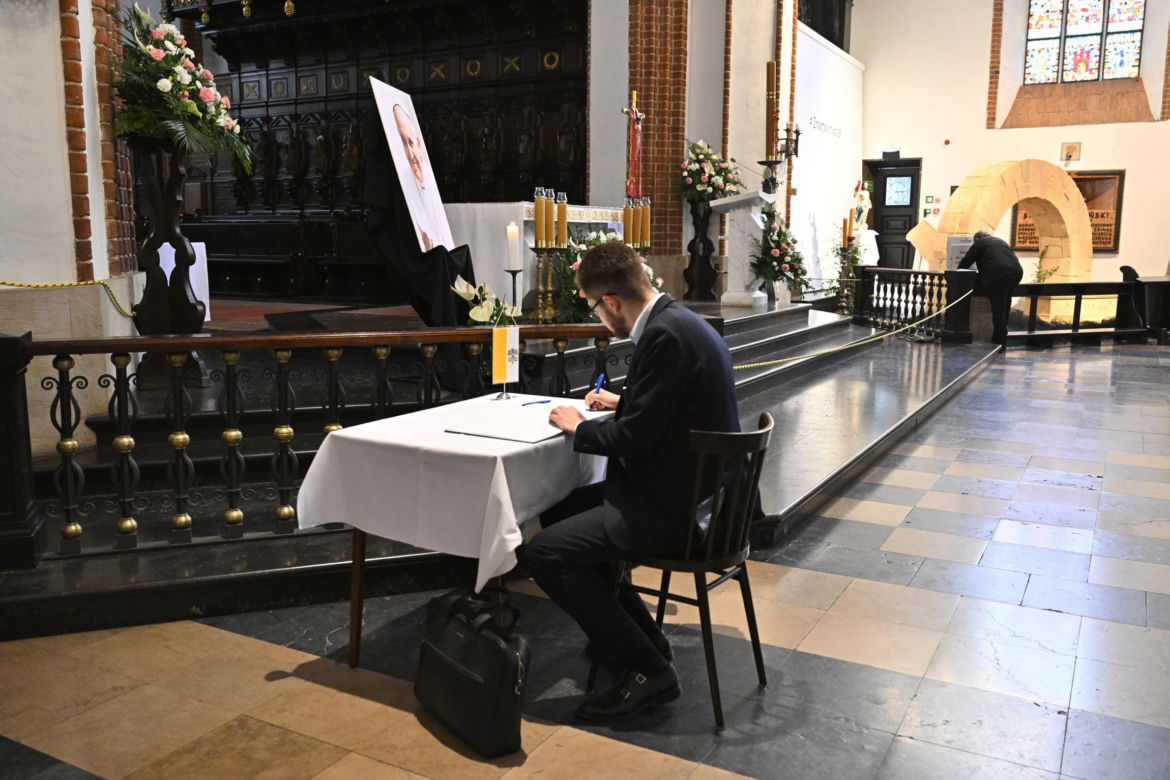 Warszawa żegna papieża Franciszka. Poruszające wpisy w Archikatedrze 