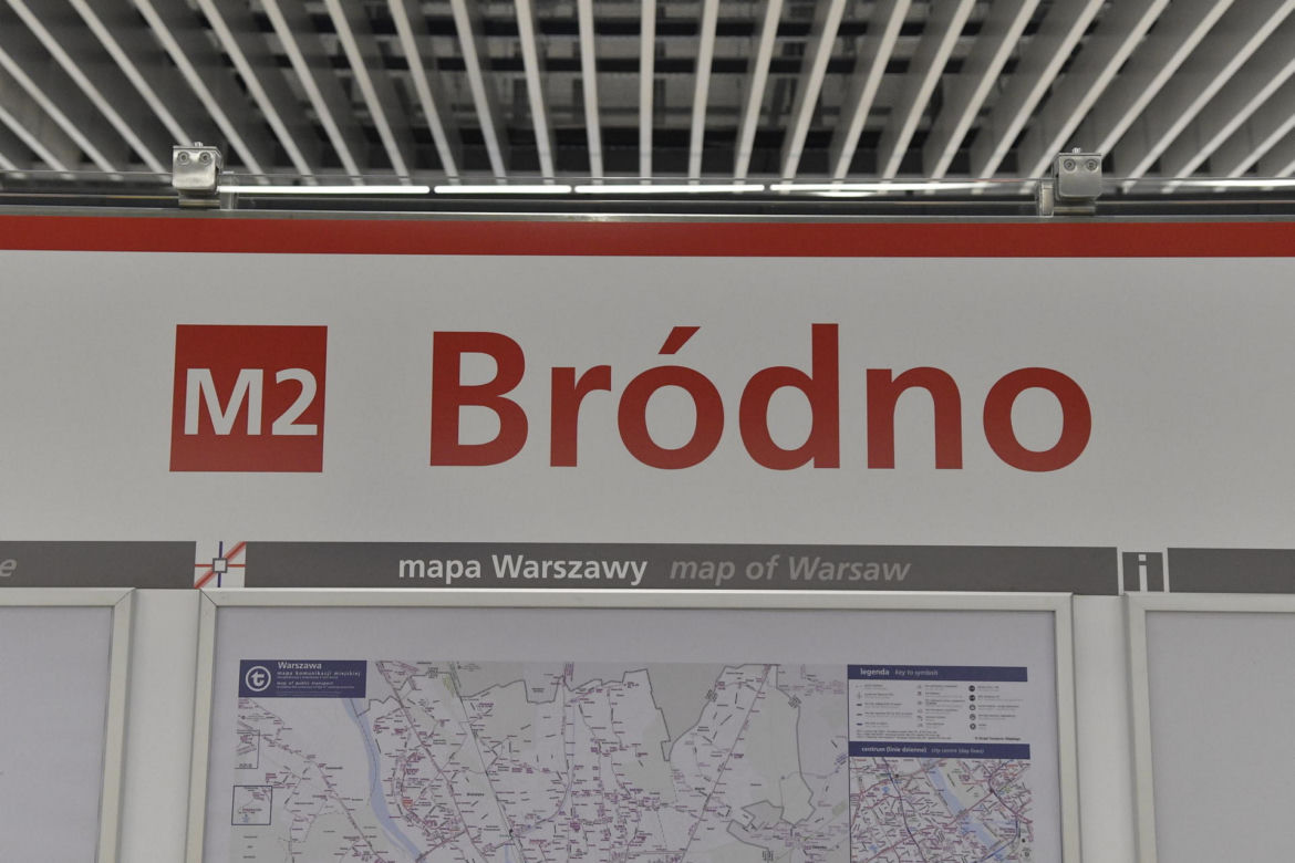 Czarne ściany, aluminiowe drzwi. Tak wygląda toaleta na nowej stacji metra na Bródnie
