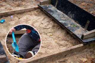 Piaskownice po zimie pełne niespodzianek. W tych wypadkach natychmiast zabierz dziecko