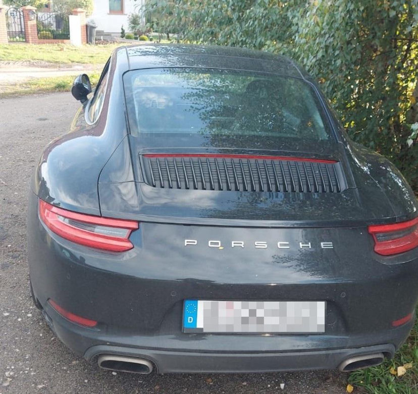 Pościg za kierowcą porsche. Wjechał do Polski z Niemiec i porzucił auto [ZDJĘCIA]