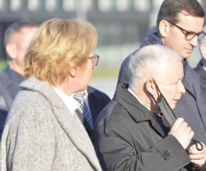 Jarosław Kaczyński na Powązkach i przed pomnikiem brata. Prezes PiS nie zapomina o kolejnej miesięcznicy