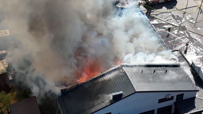 Pożar gigantycznego sklepu w Halinowie! Podczas akcji runął dach! Trwa walka z ogniem