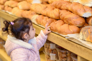 Dziecko zjadło bułkę, a ty jeszcze za nią nie zapłaciłaś? UOKiK wyjaśnia, czy to kradzież