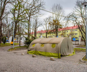 Wojskowe namioty pod mobilną izbę przyjęć przed szpitalem im. Jonschera w Łodzi