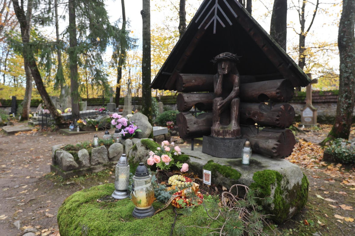 Drewniane rzeźbienia, góralskie korale, kolorowe ornamenty. Oto najpiękniejsze nagrobki na Podhalu