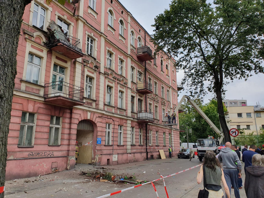 Runęli z balkonem, winnych nie ma
