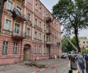 Runęli z balkonem, winnych nie ma