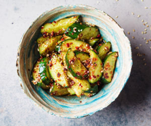 Ogórki smashed z chili crisp i sezamem podbijają internet – prosty trik zmienia zwykłą surówkę w hit