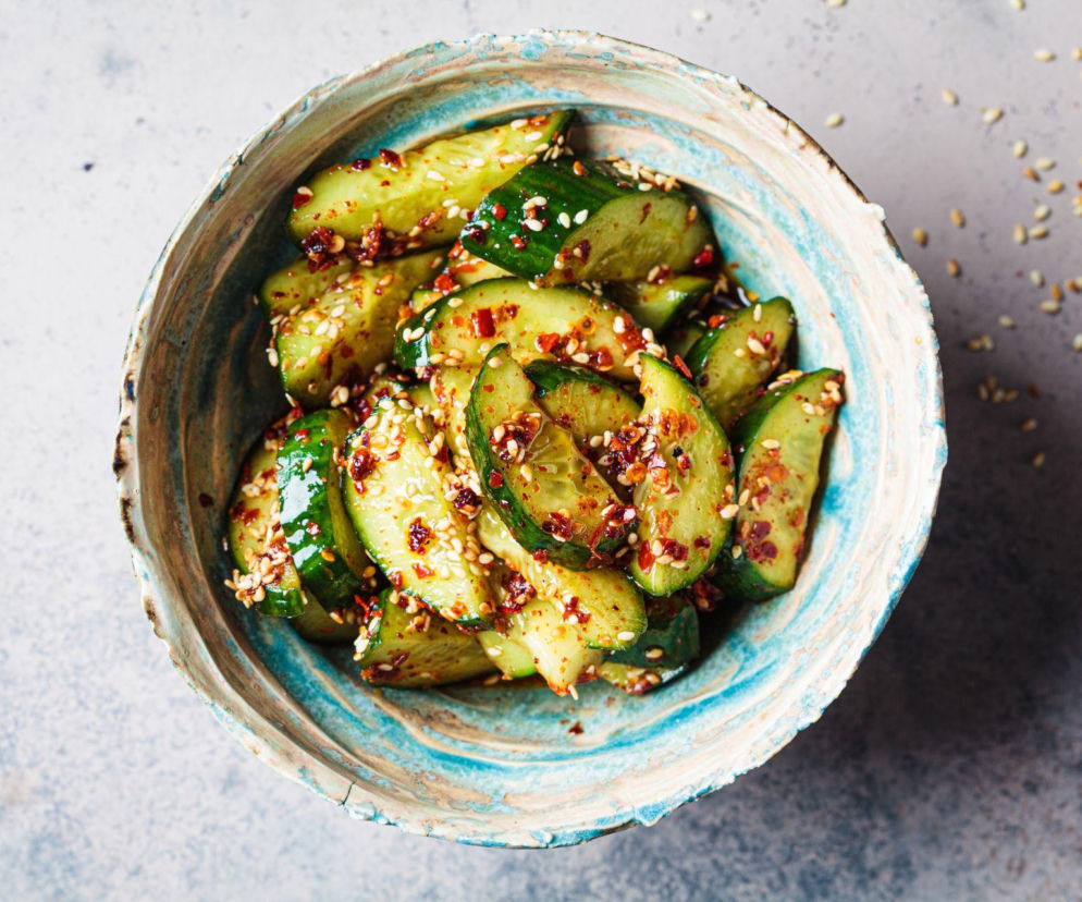Ogórki smashed z chili crisp i sezamem podbijają internet – prosty trik zmienia zwykłą surówkę w hit