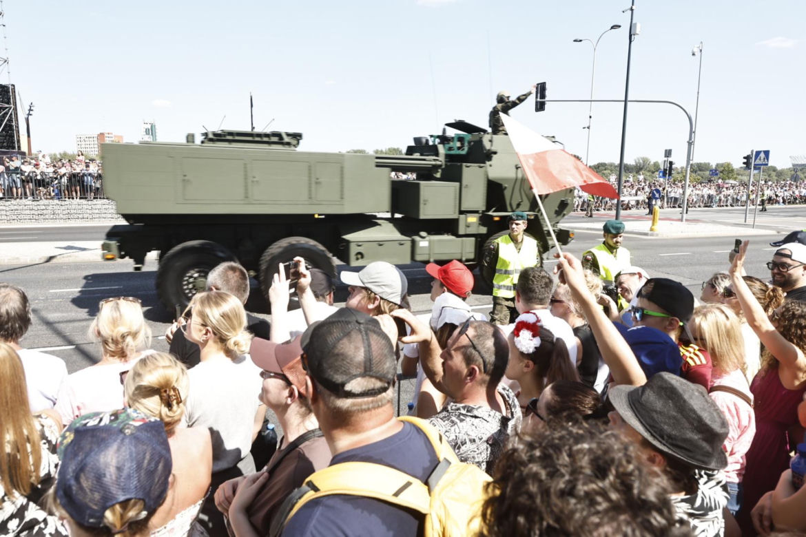 Tłumy na defiladzie wojskowej w Warszawie