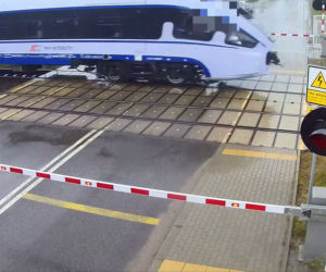 Ominął rogatkę i wjechał tuż przed pociąg! Szokujące zdarzenie pod Ostrowią Mazowiecką [ZDJĘCIA].