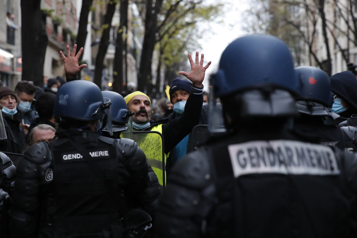 Francja płonie! Wielki atak na policję, dziesiątki rannych