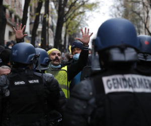 Francja płonie! Wielki atak na policję, dziesiątki rannych