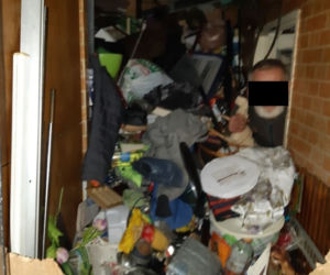 Inowrocław. Śmieci wypełniały mieszkanie po brzegi. Lokator zaatakował policjantów