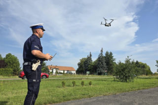 Policyjny dron nad niebezpiecznym skrzyżowaniem w Lesznie. Posypały się mandaty [ZDJĘCIA]