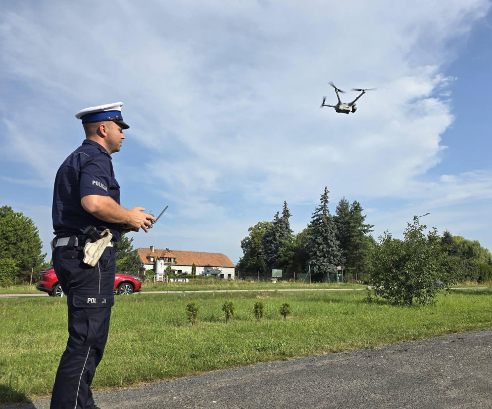 Policjant steruje dronem unoszącym się nad skrzyżowaniem w Lesznie. O kontrolach i mandatach przeczytasz na Eska Leszno.