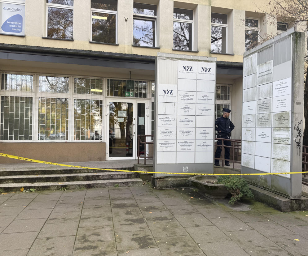 Wejście do przychodni przy ul. Galla w Krakowie ogrodzone taśmą policyjną. O ataku nożownika przeczytasz na SE.