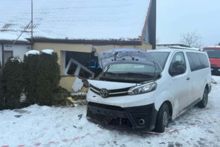 Wypadł busem z drogi, huknął w dom. Trzy osoby ranne, mieszkańcy stracili dach nad głową