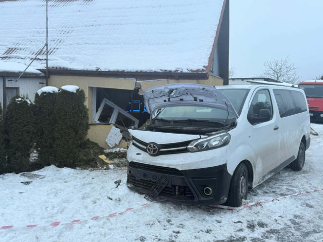 Wypadł busem z drogi, huknął w dom. Trzy osoby ranne, mieszkańcy stracili dach nad głową