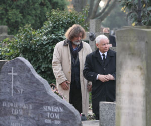 Jarosław Kaczyński na grobie swojej mamy Jadwigi Kaczyńskiej