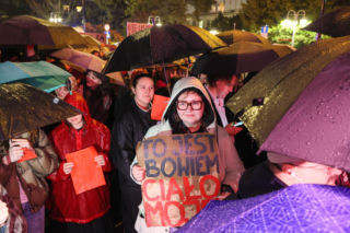 „Czerwona kartka za aborcję” przed Sejmem. Protest w Warszawie