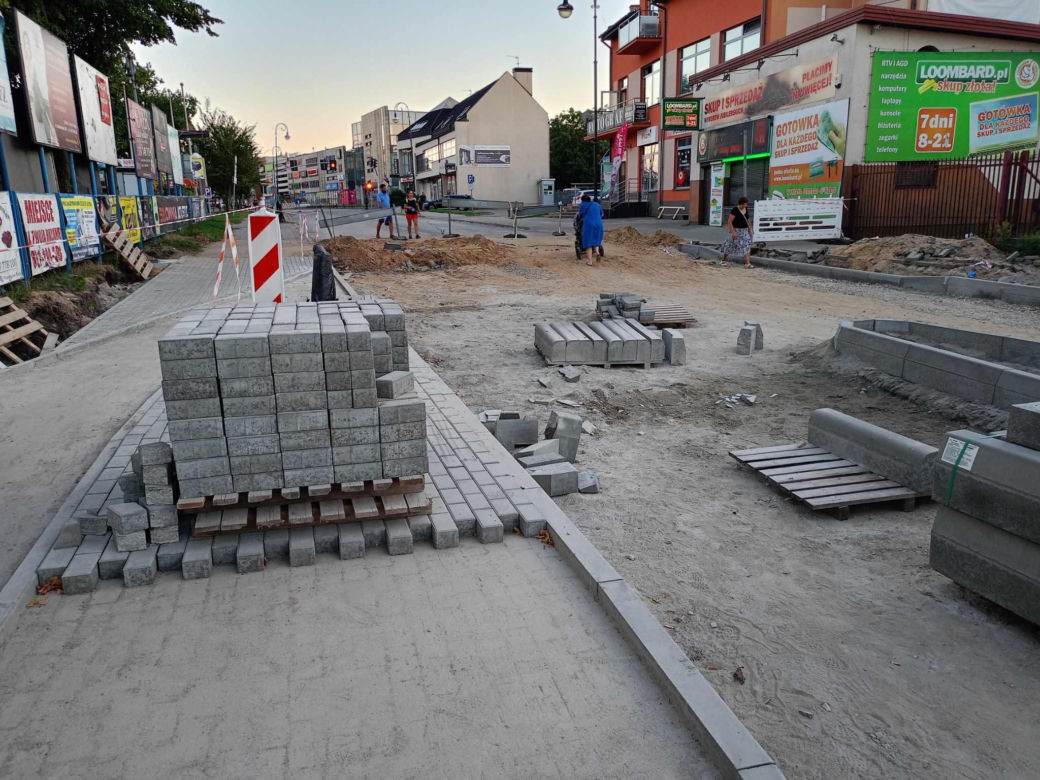 Roboty przy budowie ronda na skrzyżowaniu ulic Cmentarnej i Wojskowej w Siedlcach trwają od 11 czerwca