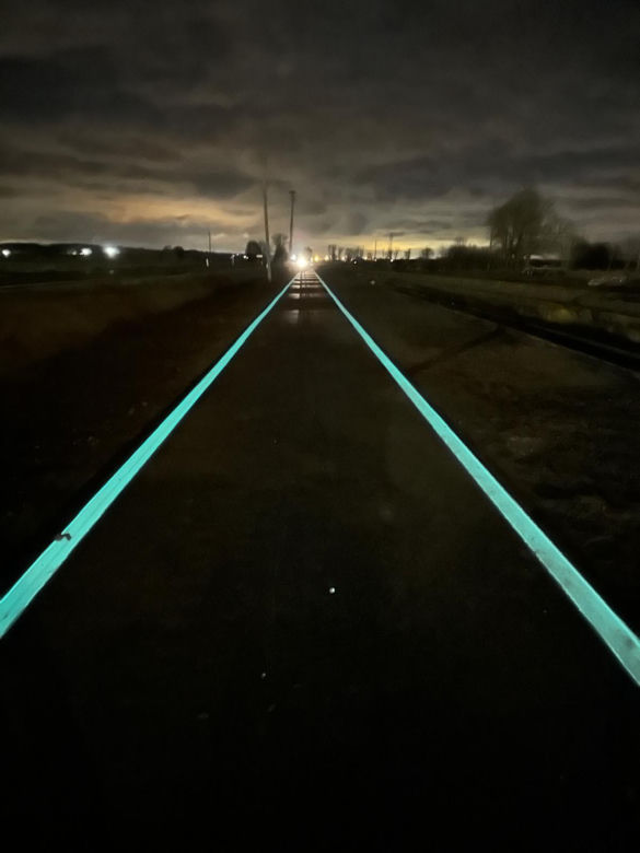 Droga dla rowerów oznaczona farbą fluorescencyjną w Wielkopolsce