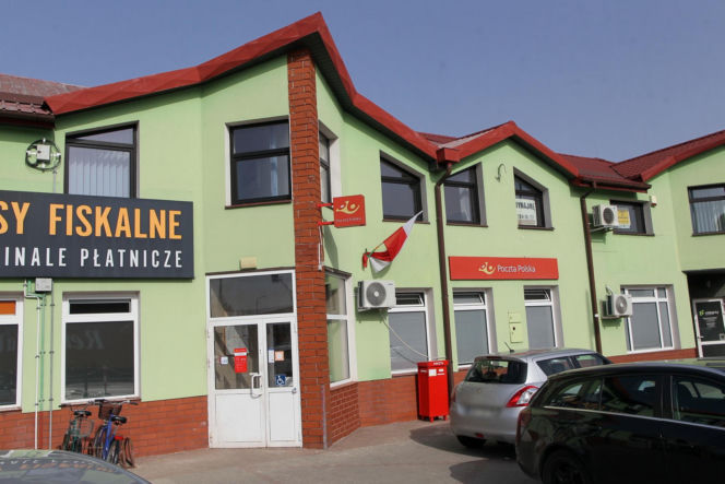 Ogromne kolejki, braki kadrowe oraz rażące zaniedbania ze strony listonoszy w Pocztach pod Warszawą