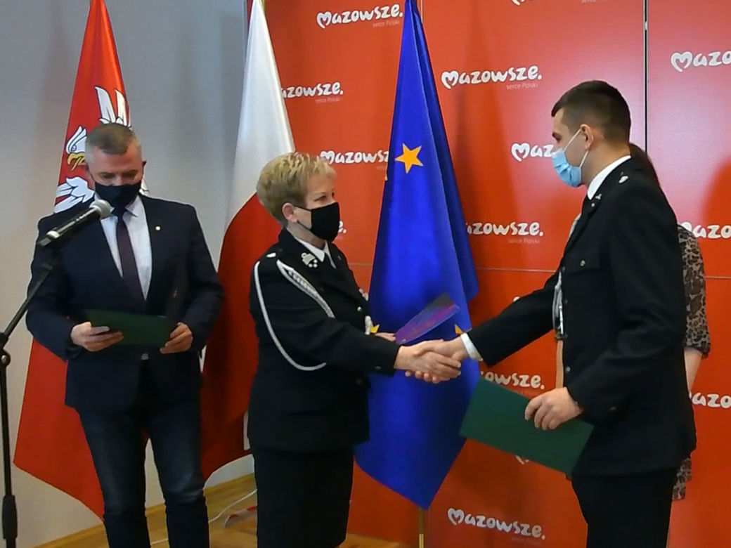 Marszałek przyznał nagrody. 15-letnia bohaterka została "Strażakiem Miesiąca"