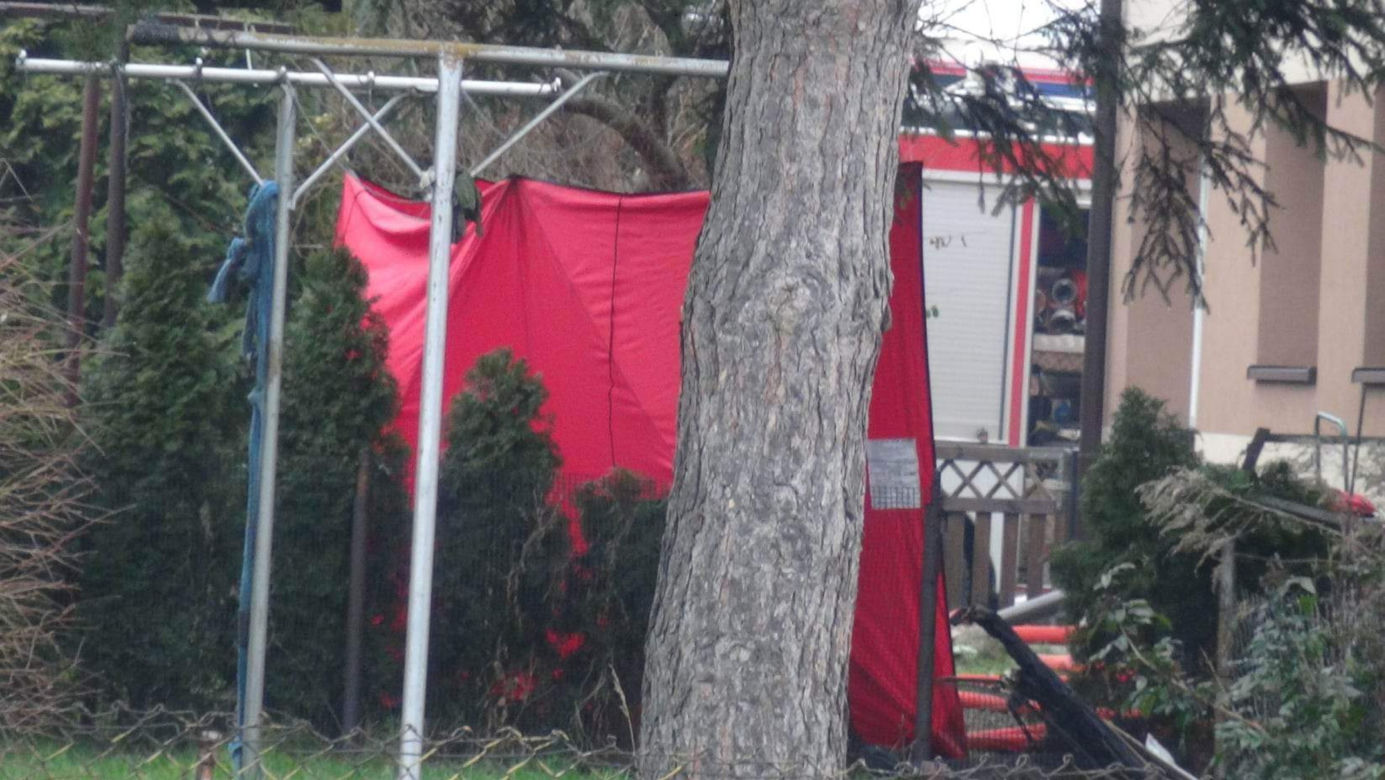 Tragiczny pożar w Nasielsku. Jęzory ognia buchały z okien mieszkania na parterze. Strażacy znaleźli w lokalu zwęglone zwłoki