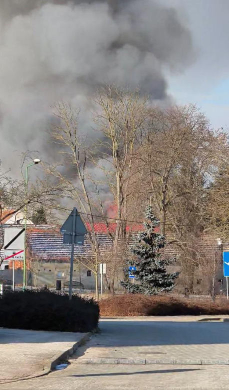 Ogromny pożar Biedronki na Dolnym Śląsku! Dach runął, są ranni strażacy