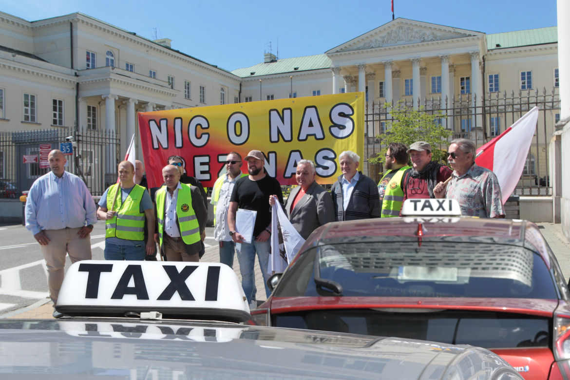 Taksówkarze przyszli pod ratusz. „Chcemy lepszych płac i godnego życia!”