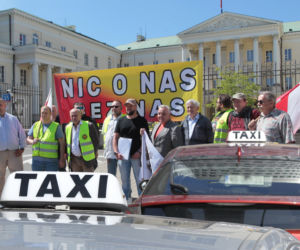 Taksówkarze przyszli pod ratusz. „Chcemy lepszych płac i godnego życia!”