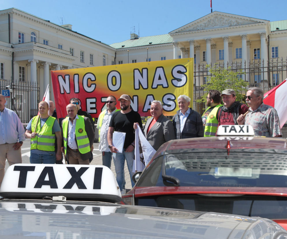 Taksówkarze przyszli pod ratusz. „Chcemy lepszych płac i godnego życia!”