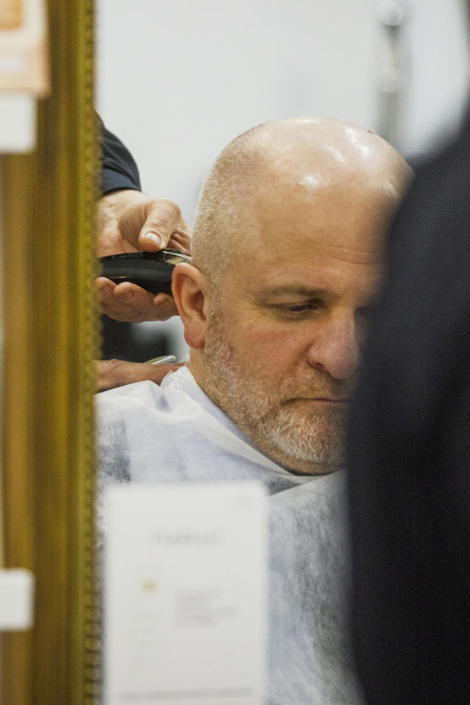 Paweł Kowal u fryzjera