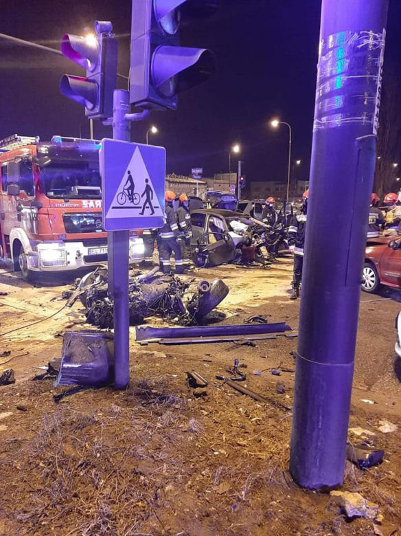 UWAGA! Wypadek 7 samochodów osobowych na Jana Pawła II! Ranni