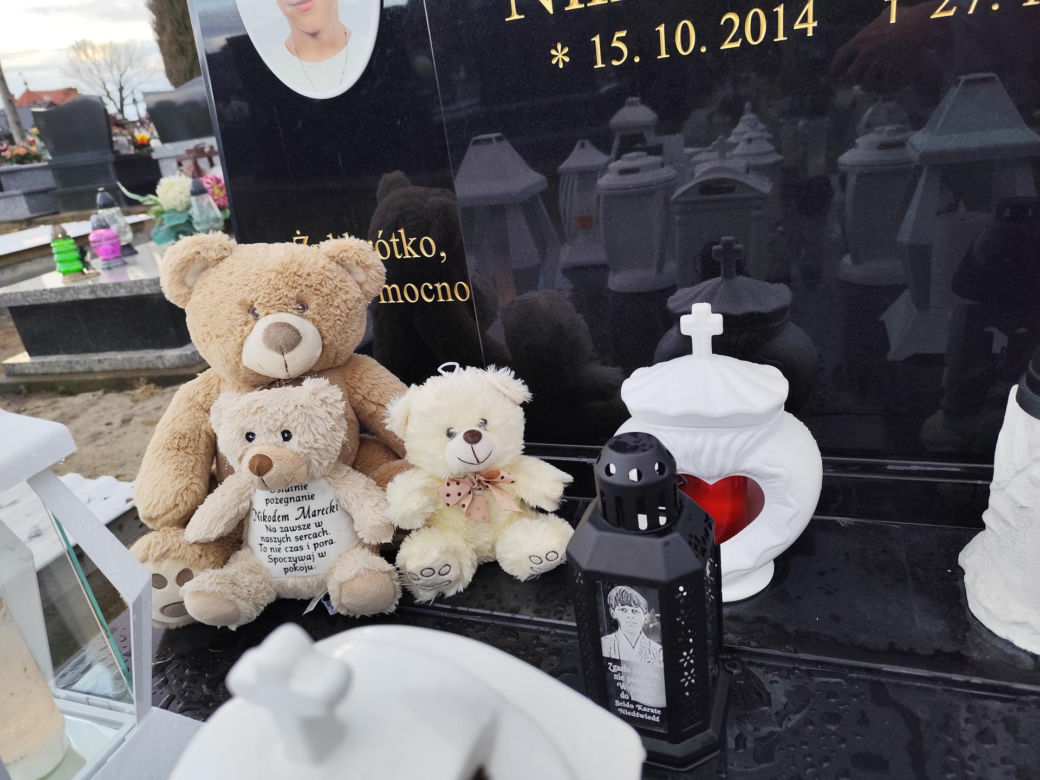 Białe misie strzegą grobu Nikodema Mareckiego. 11-letni aktor zginął w strasznym wypadku