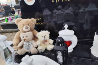 Białe misie strzegą grobu Nikodema Mareckiego. 11-letni aktor zginął w strasznym wypadku