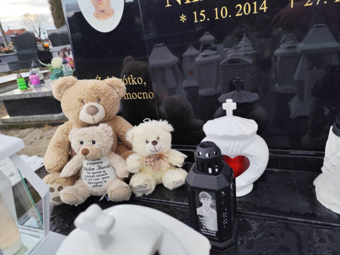 Białe misie strzegą grobu Nikodema Mareckiego. 11-letni aktor zginął w strasznym wypadku