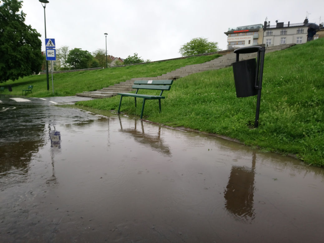 Ulewy w Krakowie 23.05.2019: Wylała Wisła, zalane są bulwary