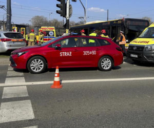 4 osoby ranne po zderzeniu autobusu z tramwajem na rondzie Waszyngtona w Warszawie