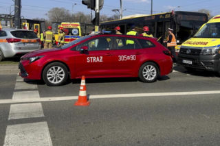 4 osoby ranne po zderzeniu autobusu z tramwajem na rondzie Waszyngtona w Warszawie