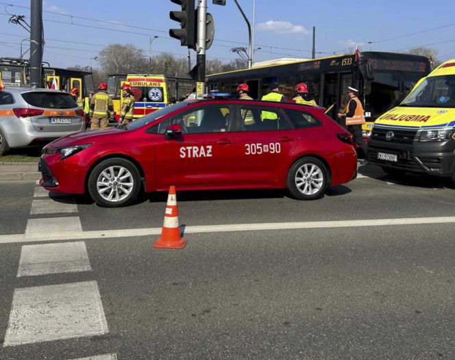 4 osoby ranne po zderzeniu autobusu z tramwajem na rondzie Waszyngtona w Warszawie