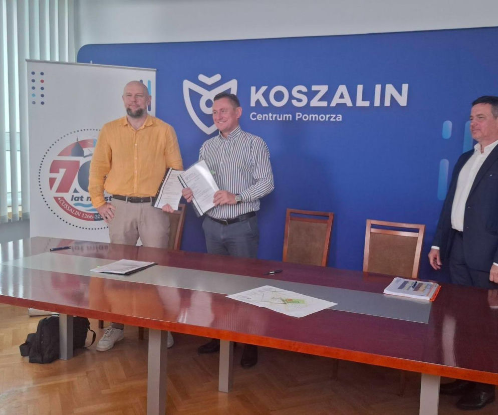 Prezydent Koszalina Tomasz Sobieraj i przedstawiciele wykonawcy z umową na budowę Orlika. Szczegóły w Radioplus.