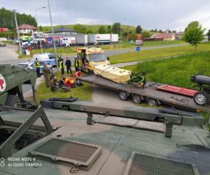 Łąki Bratiańskie. Z lawety stoczyły się pojazdy. Mężczyzna wpadł pod koła [ZDJĘCIA]