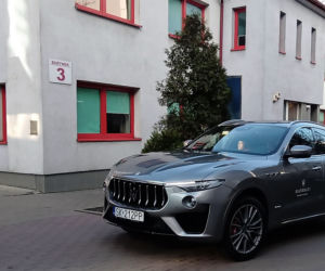 Święty Mikołaj zamienił sanie i renifery na czerwone Ferrari. Dzieciaki z chorzowskiego szpitala zachwycone [ZDJĘCIA]