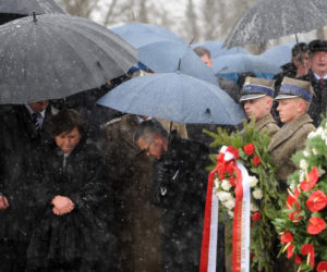Anna Komorowska składa kwiaty w Smoleńsku
