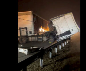 Dwie ciężarówki zderzyły się we mgle na autostradzie A1. Droga zablokowana