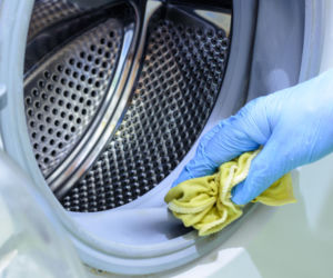 Pleśń w pralce to siedlisko chorób. Sprawdź, jak się jej pozbyć domowymi sposobami